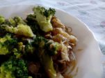 Spaghetti di riso con tofu e broccoli